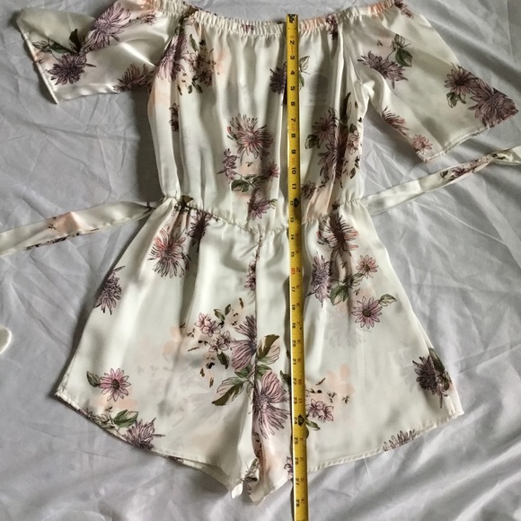 🌻**1 LEFT**IVORY WHITE FLORAL ROMPER - Picture 5 of 7